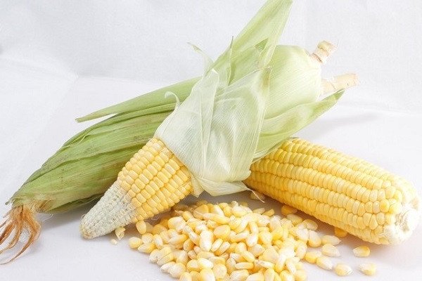 Tách hạt bắp tươi ngon chuẩn bị cho món xôi bắp nước cốt dừa