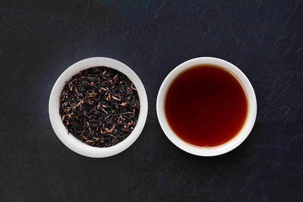 Tách hồng trà đậm màu sau khi pha chế, biểu tượng cho đặc tính của hồng trà là gì