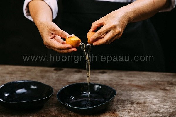 Tách lòng đỏ trứng gà chuẩn bị làm Cream Brulee