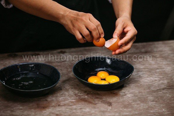 Tách lòng đỏ trứng gà làm cốt bánh trà sữa bông lan mềm