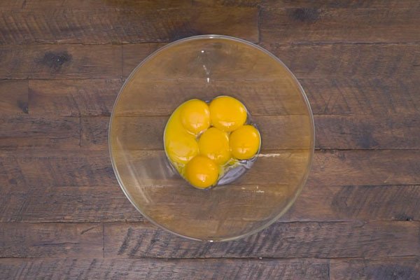 Cách Làm Kem Trà Xanh Ngon Mịn Tại Nhà Tách lòng đỏ trứng gà riêng để làm kem trà xanh