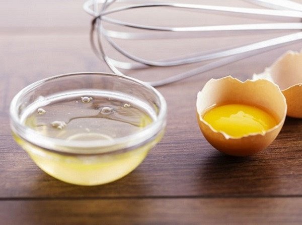 Tách lòng đỏ và lòng trắng trứng bồng bềnh