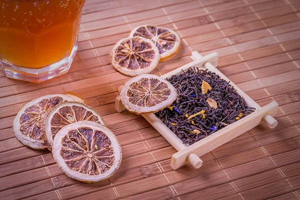 Trà Earl Grey: Khám Phá Hương Vị Lịch Sử và Công Dụng Tách trà Earl Grey màu hổ phách với hương thơm đặc trưng của cam Bergamot