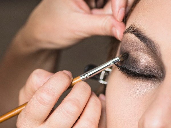 Tầm quan trọng của tay nghề trong việc quyết định thu nhập của chuyên viên trang điểm.