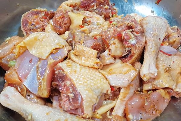 Tẩm ướp thịt gà cùng các loại gia vị cho món xào lăn