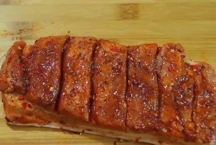Tẩm ướp thịt heo với sốt gia vị tự làm trong khoảng 10 phút