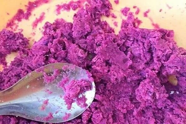 Tán nhuyễn khoai mỡ sau khi hấp chín