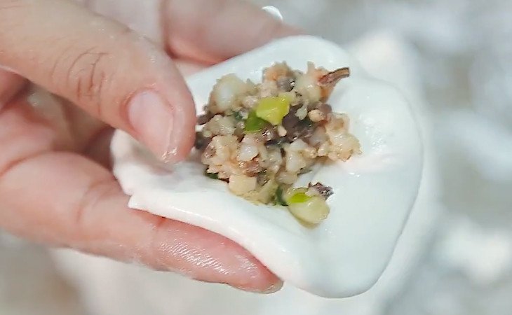 Tạo hình bánh bột nếp nhân tôm thịt hấp