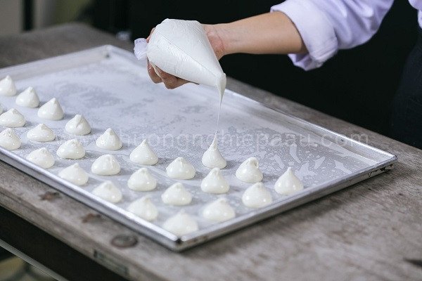Tạo hình bánh ladyfinger để làm lớp bánh Tiramisu