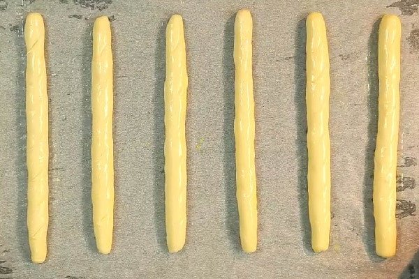Tạo hình bánh mì que Pháp trước khi nướng