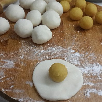 Tạo hình bánh nếp chiên tròn trịa, bao phủ nhân đậu xanh