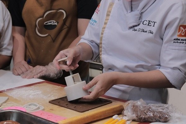 Tạo hình bánh Trung Thu nhân dừa bằng khuôn lò xo