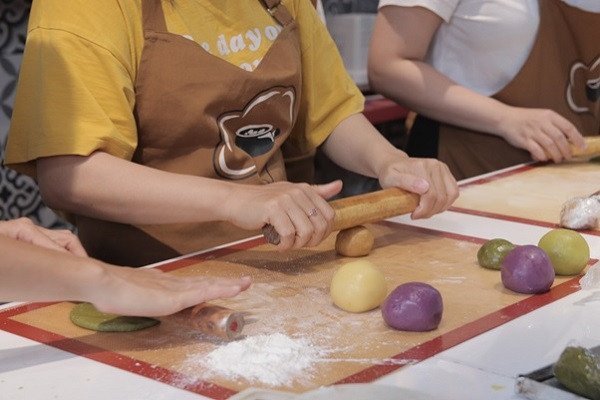 Tạo hình bánh Trung Thu với khuôn chuyên dụng