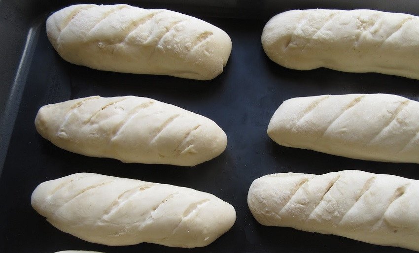 Tạo hình các khối bột mì thành hình bánh mì dài