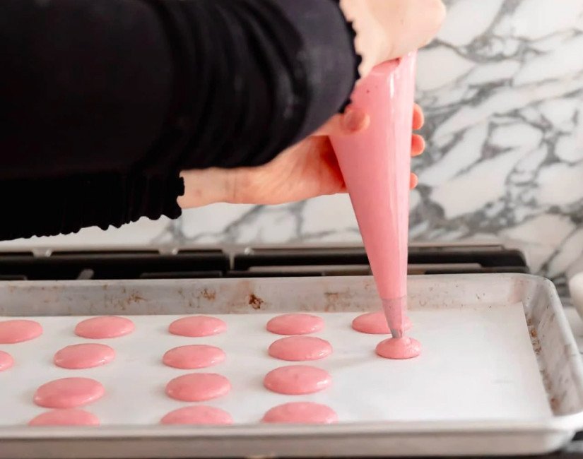 Tạo hình các viên bánh Macaron tròn đều trên giấy nến