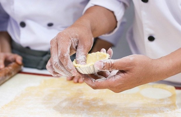 Khám Phá Cách Làm Bánh Hạnh Nhân Giòn Thơm Tại Gia Tạo hình đế bánh hạnh nhân trong khuôn nướng