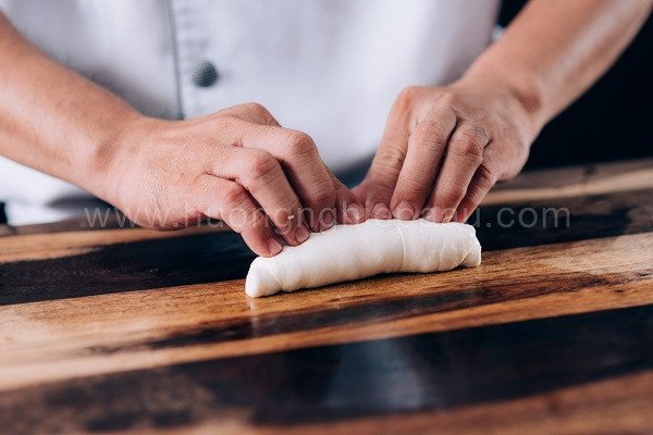 tạo hình khéo léo những ổ bánh mì tươi cân đối