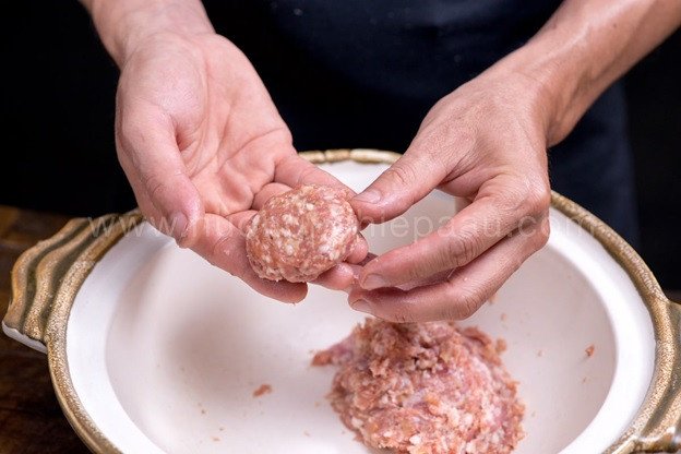 Tạo hình miếng chả băm từ thịt nạc vai để nướng bún chả Hà Nội