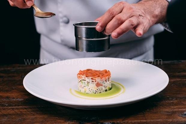 Tạo hình món salad bơ cá hồi xông khói đẹp mắt bằng khuôn tròn