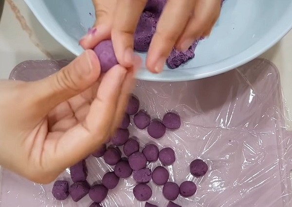Tạo hình viên bột khoai lang tím dẻo tròn