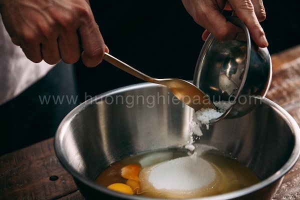 Tạo hỗn hợp bột bánh crepe sầu riêng mịn màng