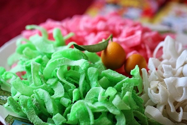 Tạo màu sắc tự nhiên cho món **mứt dừa** thêm phần bắt mắt và sinh động