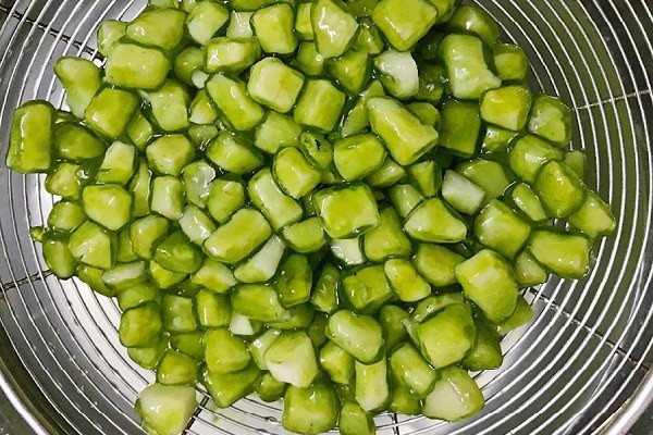 Thạch trân châu củ năng nhiều màu sắc, dẻo dai làm topping chè