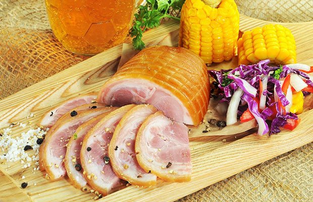 Thái lát mỏng thịt hun khói sau khi hoàn thành để thưởng thức trọn vẹn hương vị