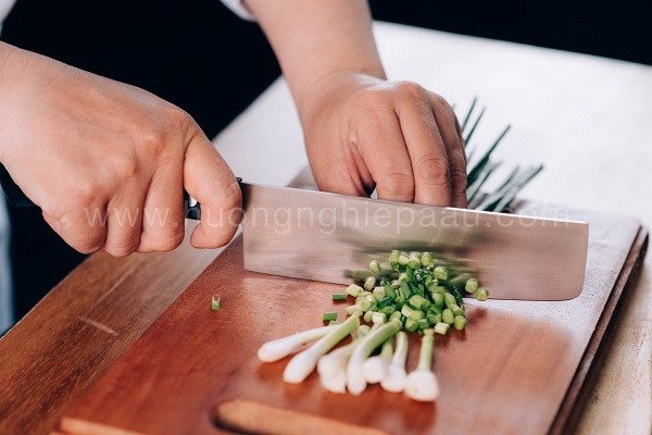 Bí Quyết Làm Bánh Kim Chi Hàn Quốc Giòn Ngon Tại Nhà Thái nhỏ hành lá và kim chi chuẩn bị làm bánh kim chi Hàn Quốc
