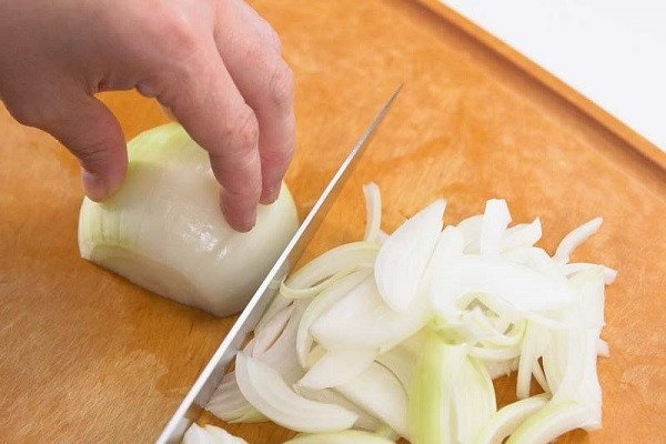 Thái nhỏ hành tây để làm nhân bánh bao xá xíu thơm ngon