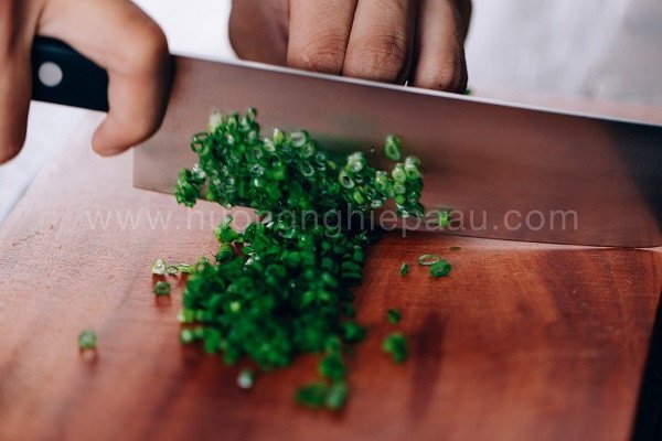 Thái nhỏ hành tím và tỏi để chuẩn bị gia vị ướp thịt nướng thơm ngon