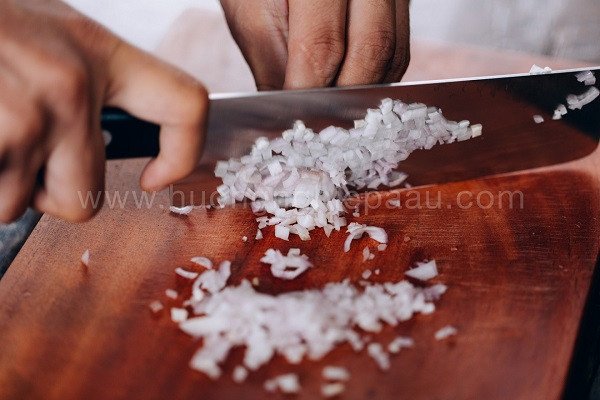 Cách Làm Chà Bông Heo Thơm Ngon Chuẩn Vị Tại Nhà Thái nhuyễn hành tím để làm chà bông heo