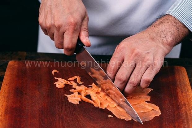 Thái sợi cá hồi xông khói chuẩn bị làm món salad