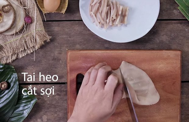 Chả Hoa Ngũ Sắc: Bí Quyết Nấu Chuẩn Mâm Cỗ Tết Thái tai heo và da heo thành sợi mỏng đều để làm chả hoa ngũ sắc