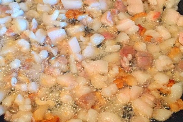 Cách Làm Khoai Môn Chiên Giòn Và Nước Mắm Thơm Ngon Thắng mỡ để lấy được tóp mỡ vàng giòn