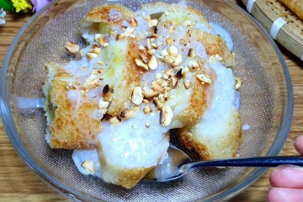 Thành phẩm bánh chuối nếp nướng thơm ngon, cắt lát vừa ăn, sẵn sàng thưởng thức cùng nước cốt dừa béo ngậy.