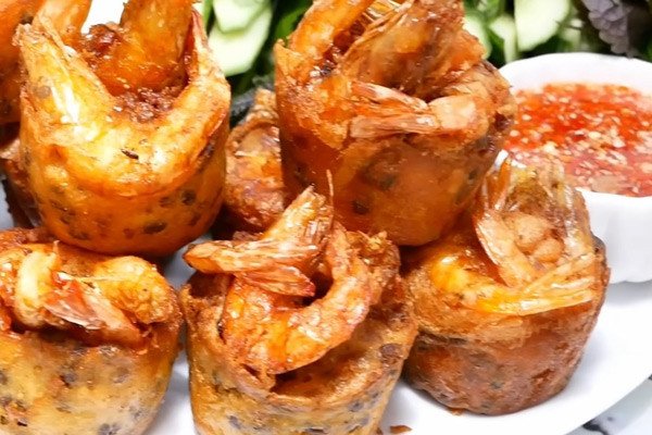 Thành phẩm bánh cống vàng giòn sau khi chiên tại nhà