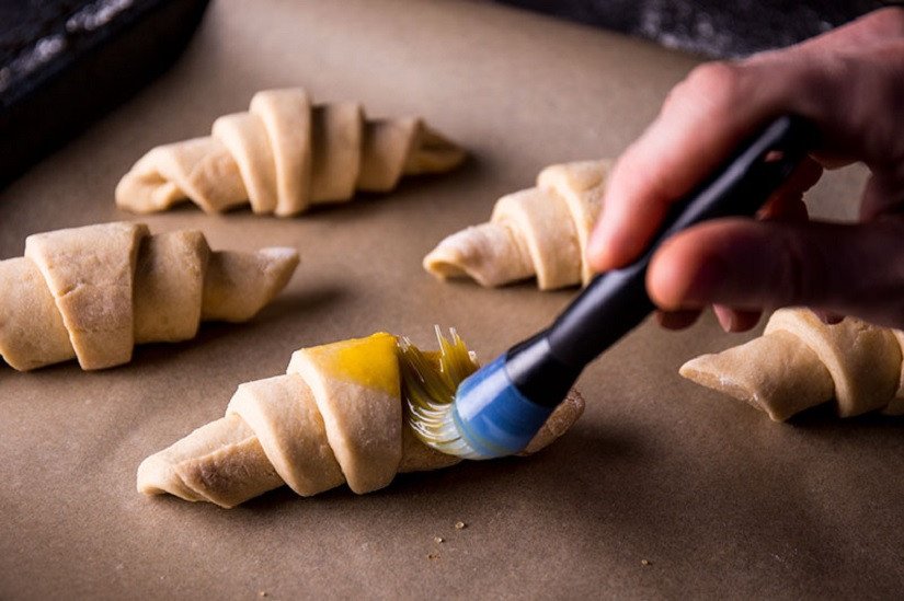 Thành phẩm bánh Croissant vàng giòn, các lớp nở đẹp sau khi nướng bằng nồi chiên không dầu