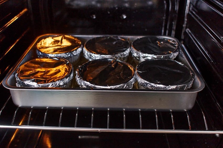 Thành phẩm bánh flan caramel mịn màng sau khi nướng bằng nồi chiên không dầu, không bị rỗ.