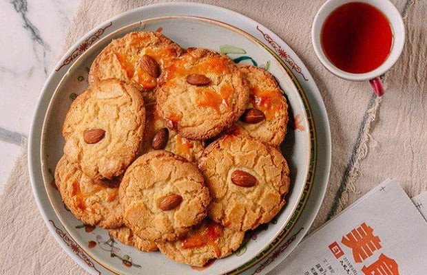 Thành phẩm bánh hạnh nhân giòn thơm sau khi nướng