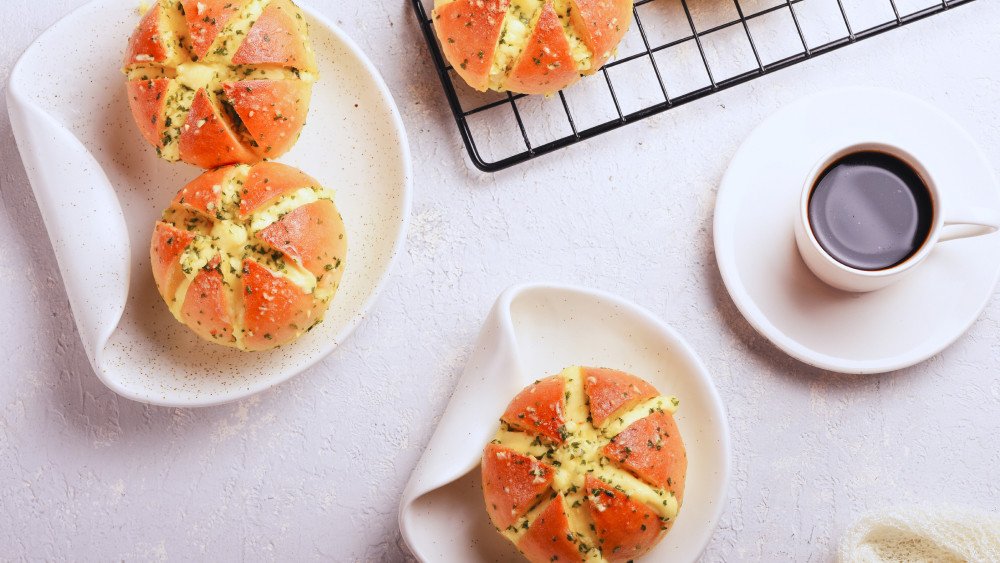 Thành phẩm bánh mì bơ tỏi phô mai Hàn Quốc sau khi hoàn thành