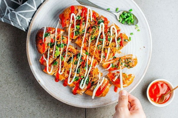 Thành phẩm bánh mì nướng sa tế vàng giòn với chà bông và mỡ hành