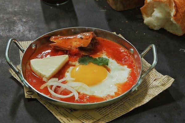 Thành phẩm bánh mì ốp la chảo hấp dẫn với topping đa dạng