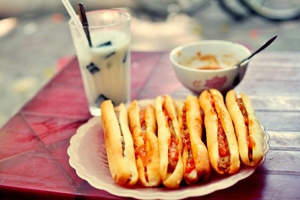 Thành phẩm bánh mì que cay Hải Phòng nóng hổi, hấp dẫn