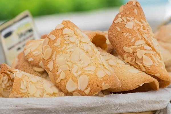 Thành phẩm bánh ngói hạnh nhân Tuiles thơm lừng, giòn rụm từ Nấu Chuẩn Ăn Ngon
