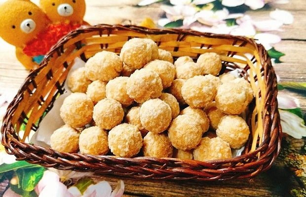Thành phẩm bánh nhãn giòn rụm với lớp đường trắng tinh