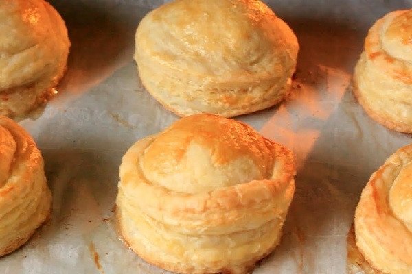 Thành phẩm bánh Pateso chay vàng giòn, hấp dẫn sau khi nướng