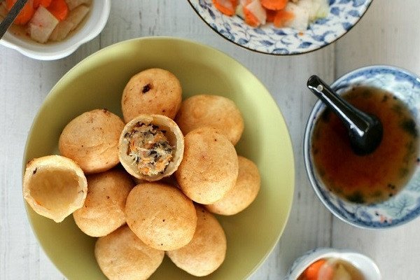 Thành phẩm bánh rán mặn vàng giòn, nhân đậm đà nóng hổi, sẵn sàng thưởng thức