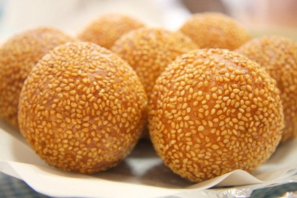 Thành phẩm bánh rán ngọt áo đường trắng ngần, hấp dẫn.