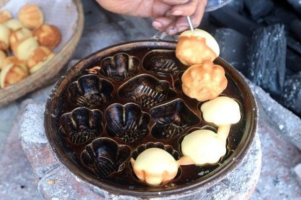 Thành phẩm bánh thuận vàng ươm, nở bung hấp dẫn được lấy ra từ khuôn sau khi nướng